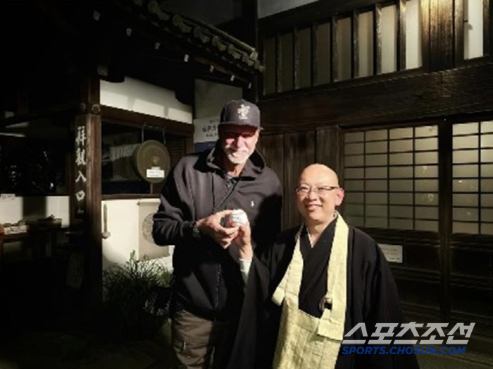 "키 큰 사람은 도쿄에서 힘들어" 일본 찾은 2m8 '빅 유닉' 랜디 존…