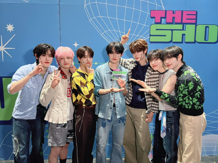 클로즈 유어 아이즈, 인기에 눈 뜨겠네…데뷔하자마자 음방 1위+초동 31만