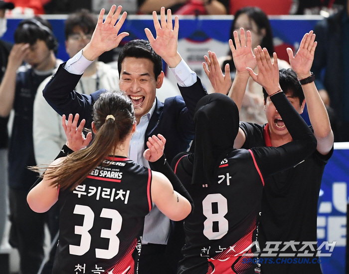 역사에 남을 투혼, 감동 드라마...김연경 '라스트 댄스'가 빛났던 건,…