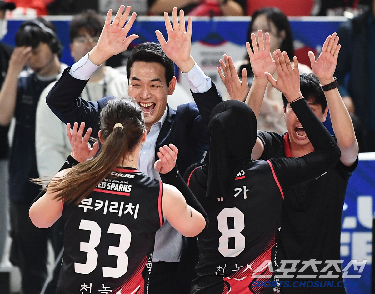 역사에 남을 투혼, 감동 드라마...김연경 '라스트 댄스'가 빛났던 건,…