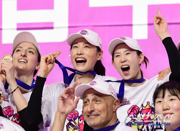 역사에 남을 투혼, 감동 드라마...김연경 '라스트 댄스'가 빛났던 건,…
