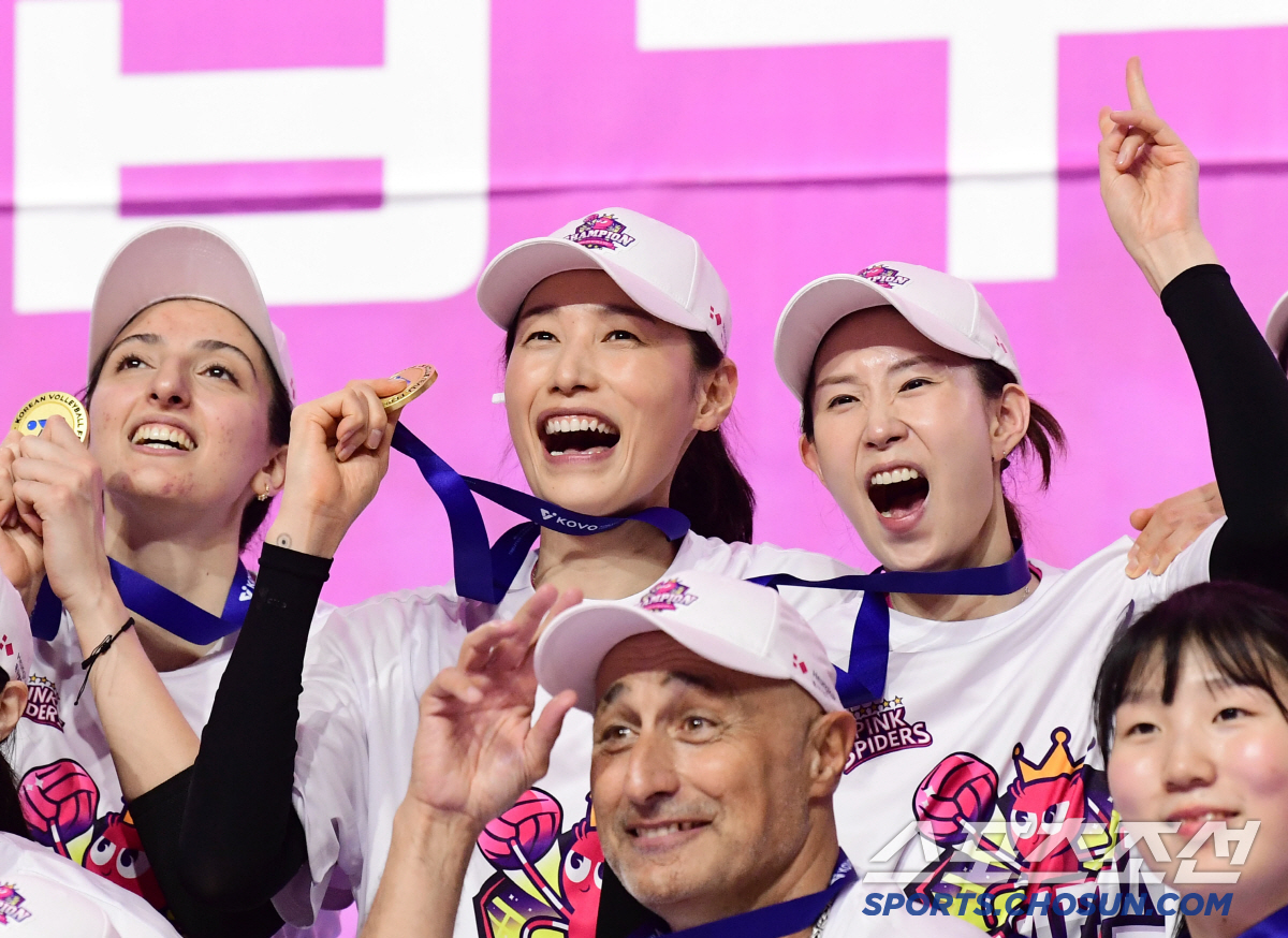 역사에 남을 투혼, 감동 드라마...김연경 '라스트 댄스'가 빛났던 건,…