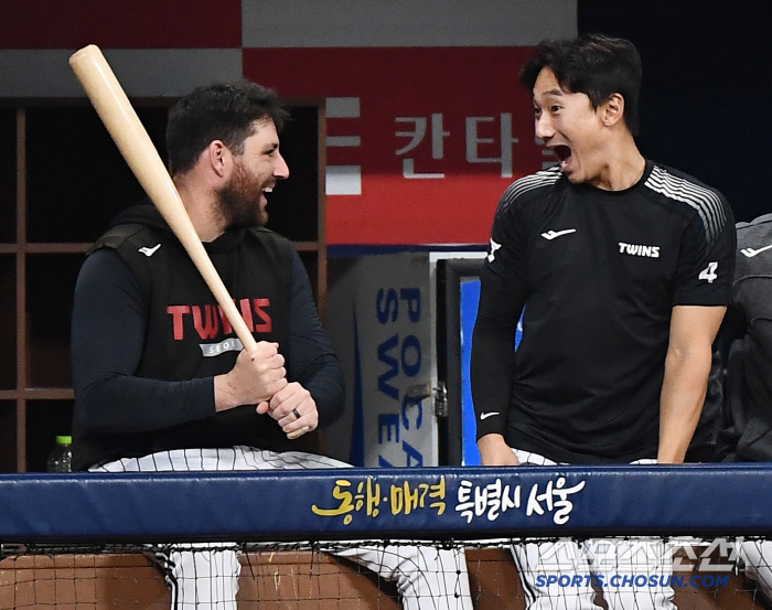 천적관계 잊었나? 유니폼 벗은 채 웃고 떠드는 쌍둥이들의 여유 [고척 현장]