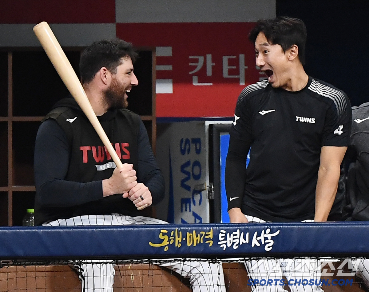 천적관계 잊었나? 유니폼 벗은 채 웃고 떠드는 쌍둥이들의 여유 [고척 현…