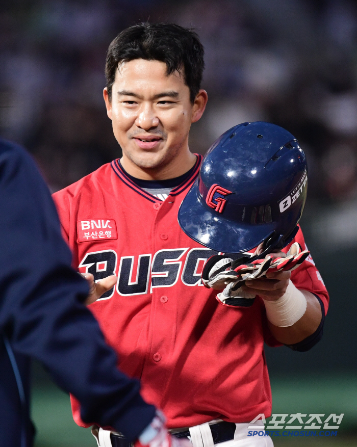 "감독님 부름 기다렸다" 위기의 롯데. 37세 베테랑이 '버팀목' 됐다……