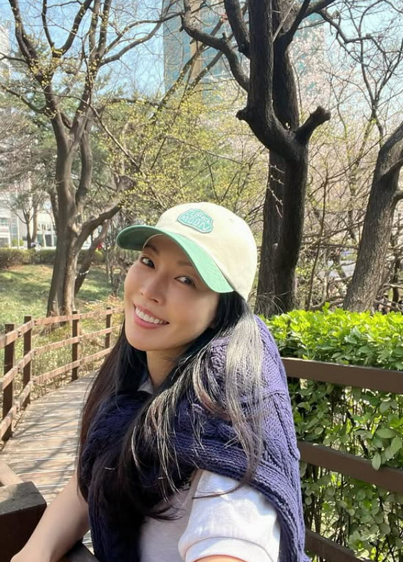 [SCin스타] 미소 가득 '이상우♥' 김소연, 벚꽃 만개 석촌호수 봄나들이