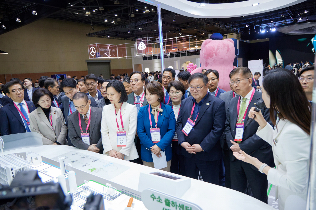 서울모빌리티쇼 찾은 국회의원들…미래차·통상위기 대응 해법 모색