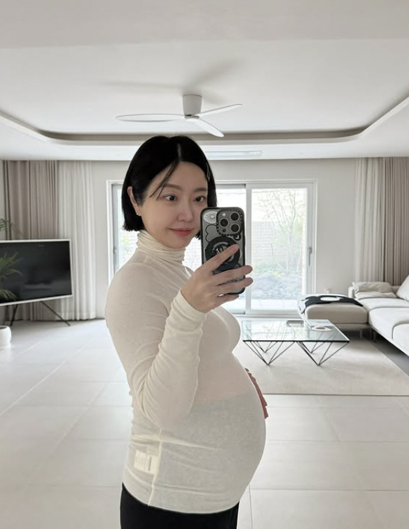 '쌍둥이 임신' 레이디제인, 숨 찰 정도로 거대해진 D라인..겉옷입어도 …