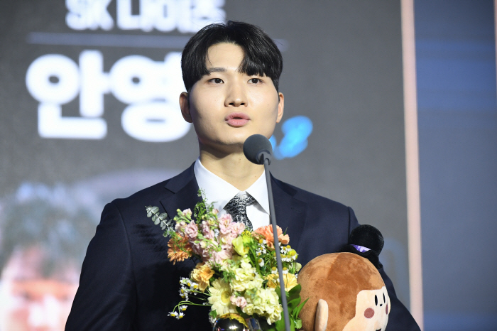 [현장인터뷰] '양날의 검'에서 MVP로. SK 안영준 "선형이 형에게 미안하고 고맙다"