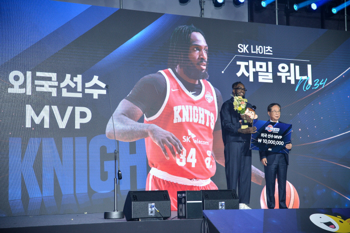[현장인터뷰] 외인 MVP 자밀 워니 "만장일치 MVP 살짝 기대. 은퇴는 여전히 진행형"