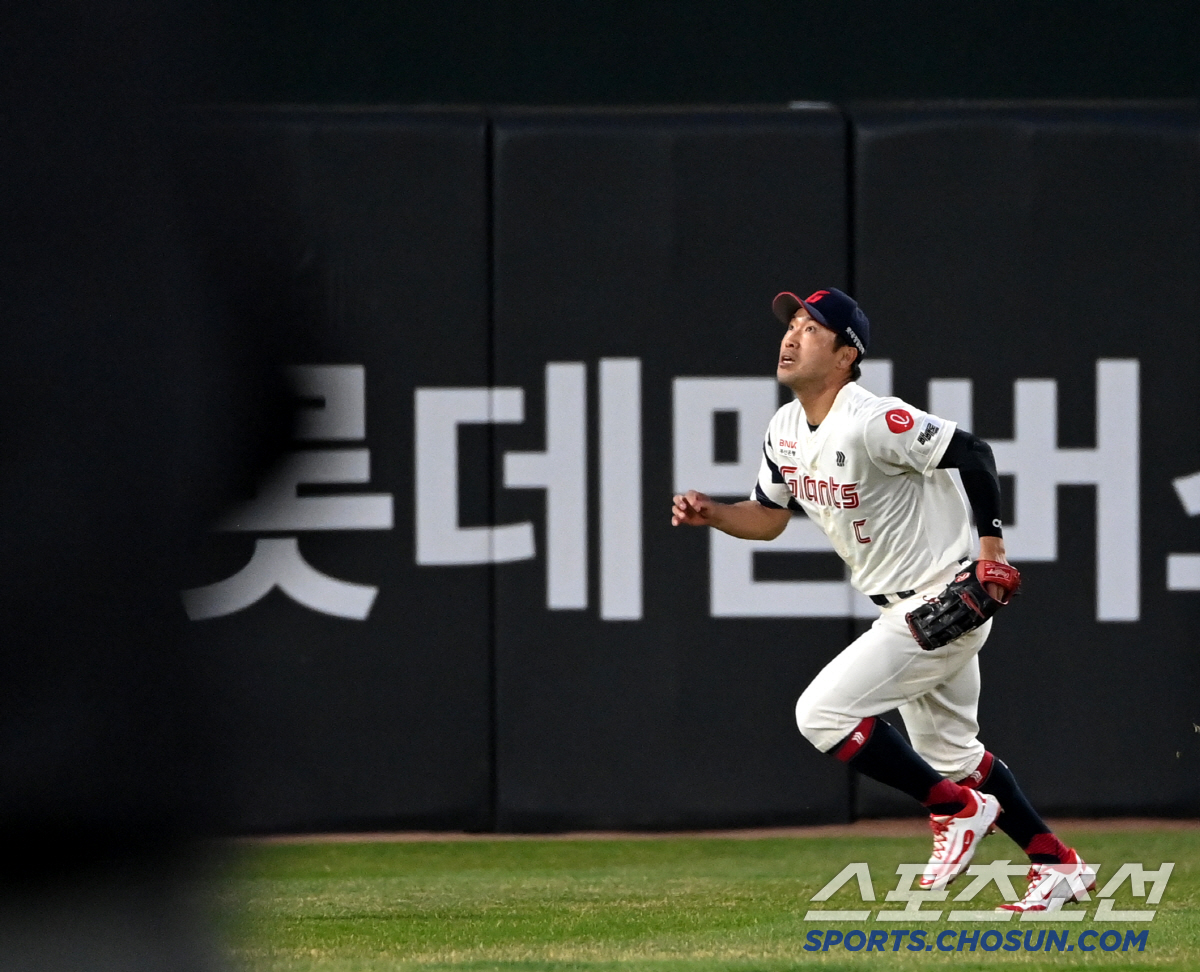 '공이 안보여' 캡틴의 치명적 실수! 뜬공→1타점 적시타 변모…감독은 복…