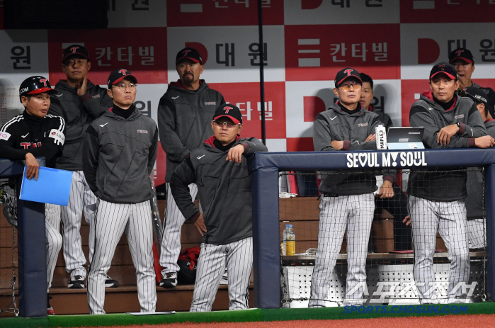 굴욕의 13K, 선발 전원 삼진...LG 파격 라인업, 의도는 좋았지만 …