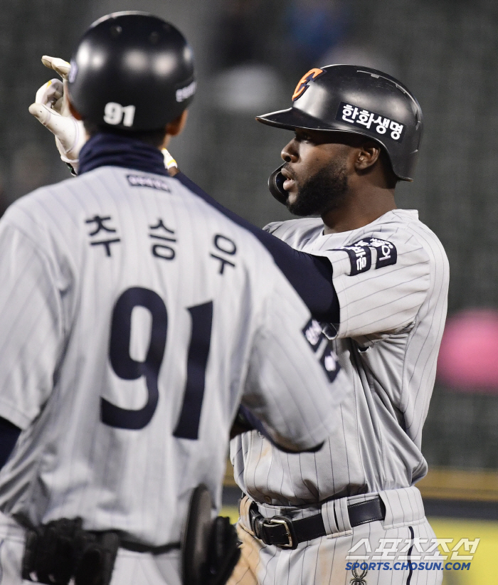 NYY 최고 유망주 맞네…3루 전력 질주에 연패가 끝났다, 실책→주루사 …