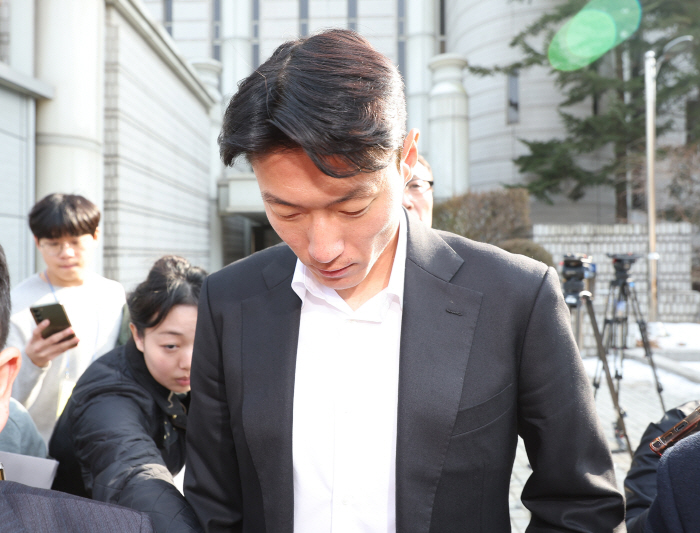 '불법 촬영→징역형 집행유예' 황의조 커리어도 나락으로...부진에 벤치로…