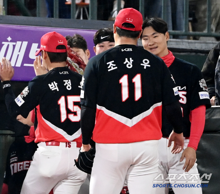 '갑자기?' 조상우 기습 포옹에 화들짝, 멋쩍었던 곽도규의 반응은?