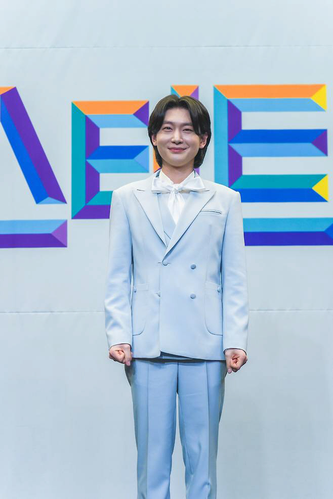 '미트3'도 뉴진스 행보? 따라하면 안 되는데…무대도 스타일링도 비슷