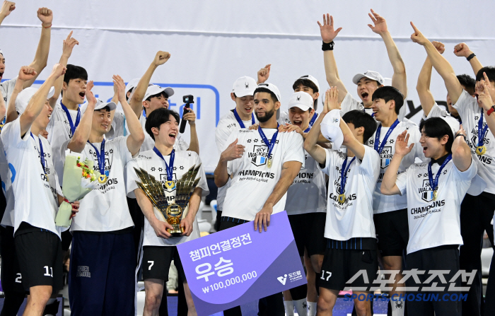 19년 만에 '천하통일' → '타도 대한항공' 선의의 경쟁 속 탄생한 드…