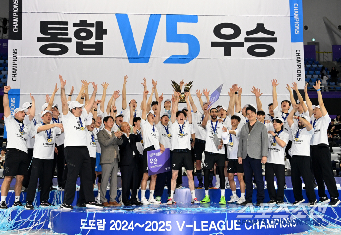 19년 만에 '천하통일' → '타도 대한항공' 선의의 경쟁 속 탄생한 드…