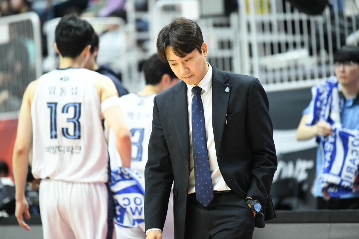 [오피셜] 고양 소노, 김태술 감독 전격 경질…최연소 사령탑에서 4개월만…