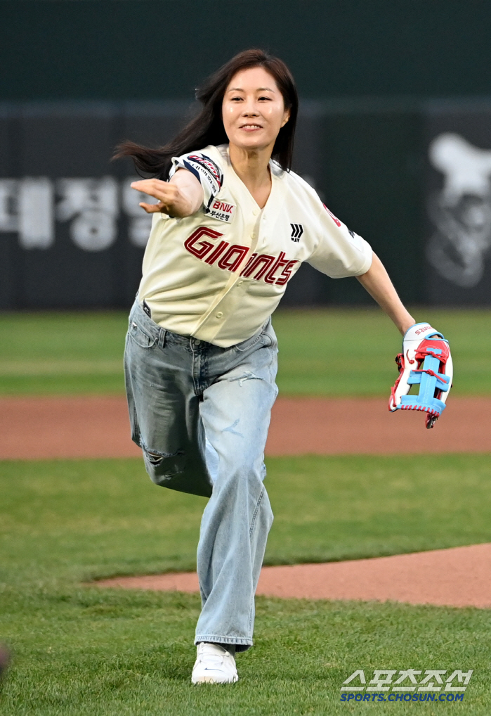 [포토] 문소리, 애순이 시구 한다!