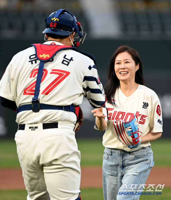 [포토] 문소리, 사직구장에서 아버지와 시구