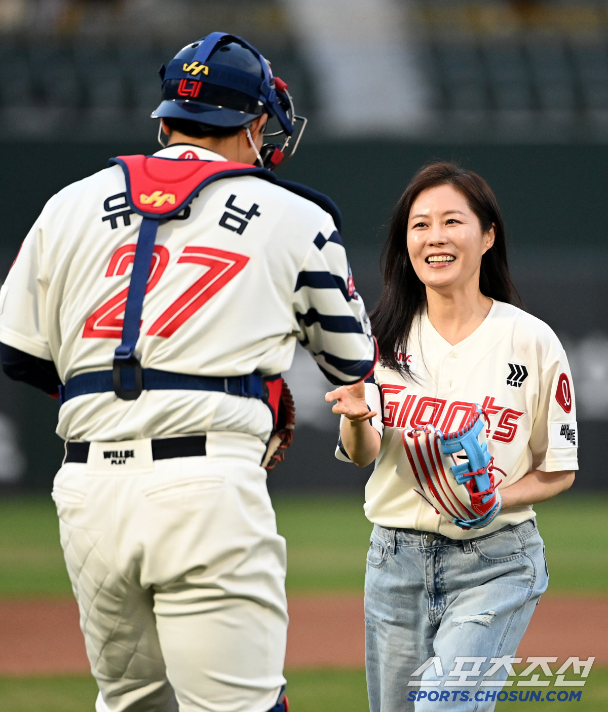 [포토] 문소리, 사직구장에서 아버지와 시구