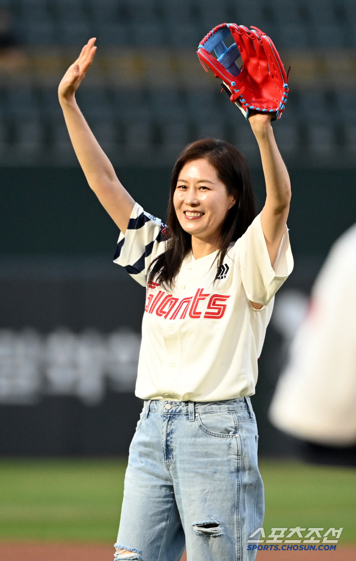 [포토] 문소리, 롯데 유니폼 입고 사직구장 마운드에