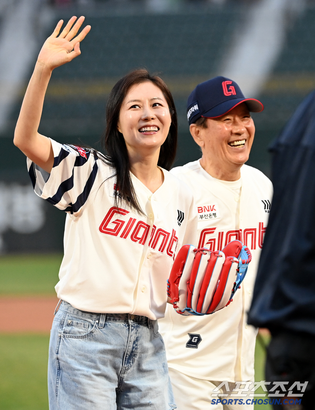 [포토] 문소리, 아버지와 함께 사직구장 시구