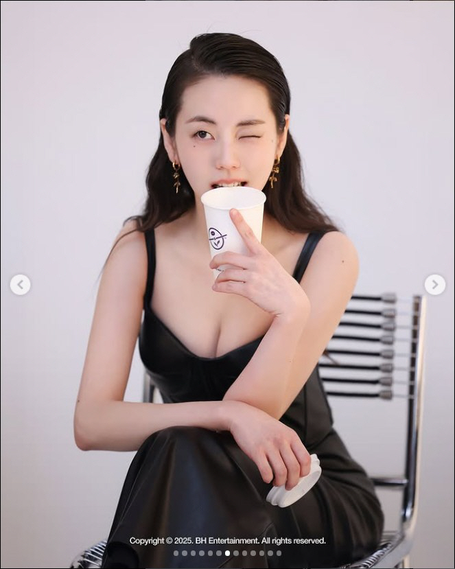 안소희, 파격 노출의 경계를 넘다…시크+섹시의 정석