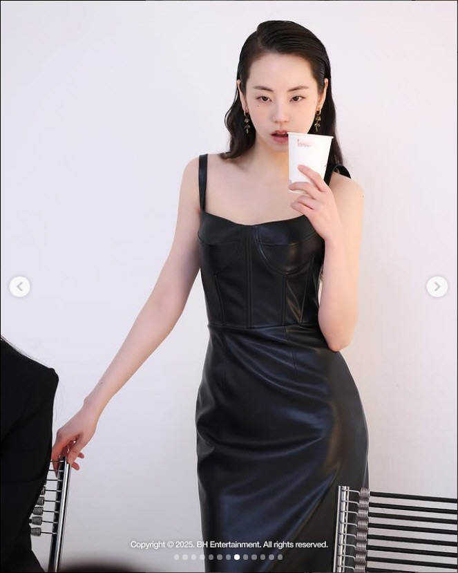 안소희, 파격 노출의 경계를 넘다…시크+섹시의 정석