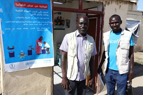 (렌크[남수단]=연합뉴스) 성도현 기자 = 유엔아동기금(UNICEF·유니세프) 렌크 지역사무소의 두쿠 세니트 영양 컨설턴트(왼쪽)와 잔수크 스와로 영양 스페셜리스트(오른쪽)가 지난달 26일(현지시간) 남수단 렌크 난민촌 내 유니세프 관련 사업장을 안내하고 있다. 2025.4.11 raphael@yna.co.kr