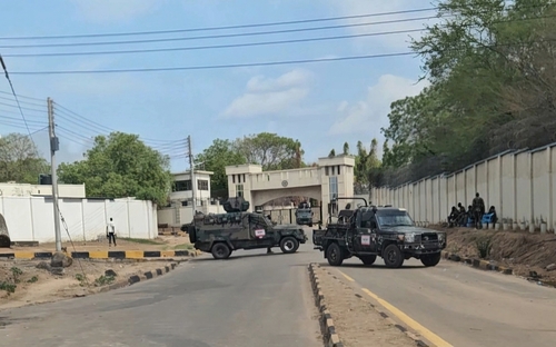 (주바[남수단]=연합뉴스) 성도현 기자 = 남수단 군인들이 지난달 29일(현지시간) 수도 주바의 국회의장 및 장관 등 정부 고위층 거주 관저 지역 도로를 막고 경계를 서고 있다. 유엔안전보안국(UNDSS)은 남수단 대통령의 부통령 가택연금 사실이 전해지자 26일 밤 체류 직원들의 이동을 제한하는 보안 등급을 '녹색'에서 '회색'으로 변경했다. 2025.4.11 raphael@yna.co.kr