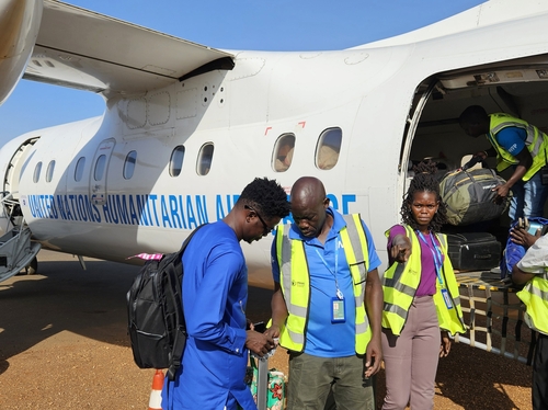 (주바[남수단]=연합뉴스) 성도현 기자 = 지난달 25일(현지시간) 수단과의 접경 지역인 남수단 렌크 지역으로 향하기 위해 한 유엔 산하기구 직원이 유엔세계식량계획(WFP)이 운영하는 유엔 인도주의 항공서비스(UNHAS) 항공편 탑승 수속을 밟고 있다. 2025.4.11 raphael@yna.co.kr