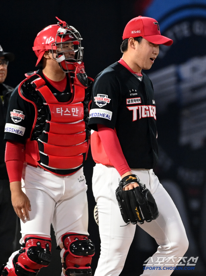 '정말 덕아웃에서 눈물 흘렸나' 충격의 2G 12실점 강판→3년차 해법 …