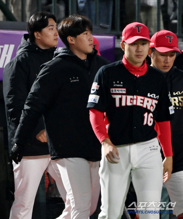'정말 덕아웃에서 눈물 흘렸나' 충격의 2G 12실점 강판→3년차 해법 …
