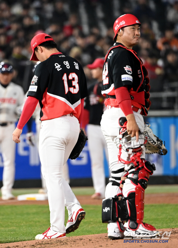 '정말 덕아웃에서 눈물 흘렸나' 충격의 2G 12실점 강판→3년차 해법 …