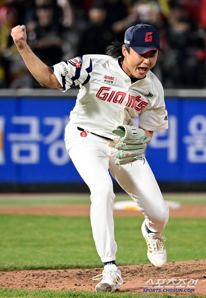 '3볼→슬라이더 3개로 헛스윙 삼진' 패전 아픔 씻은 뜨거운 포효, 1이…