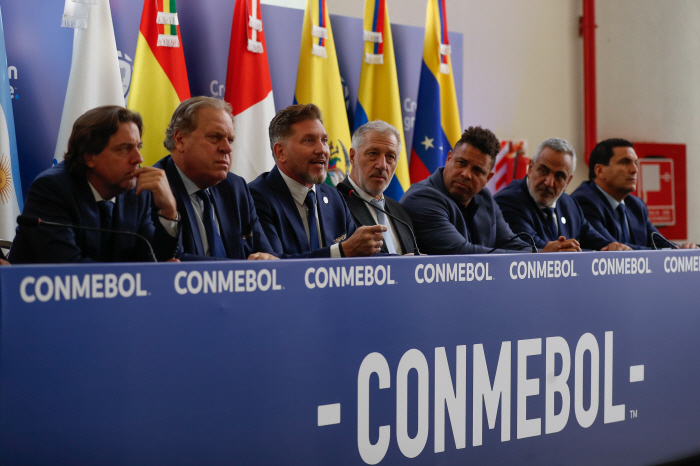 '2030년 월드컵 64개국 확대안' 논란 확전사태로 간다…UEFA "반…