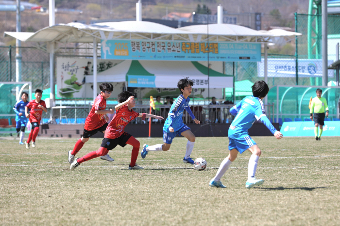 "미래의 축구 꿈나무들이 양구에서 뜨거운 열정을 펼치다" '2025 행복…