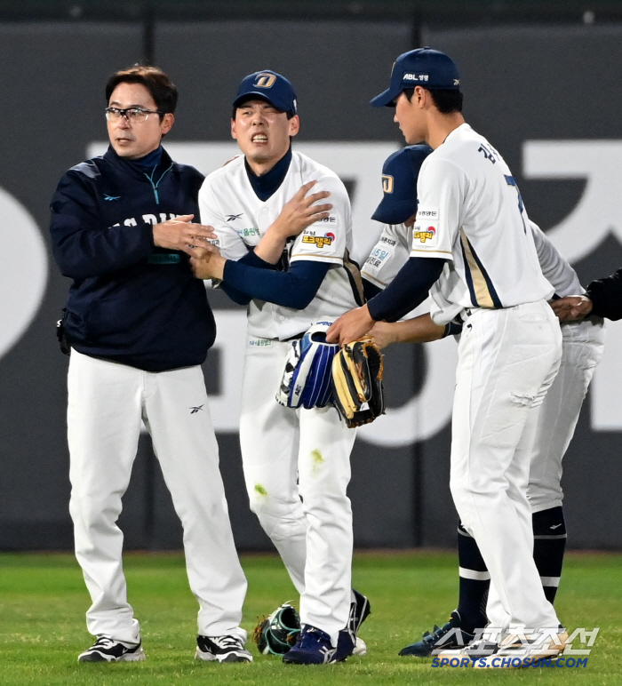 [포토] 어깨 통증 호소하는 김성욱, 안타까운 부상