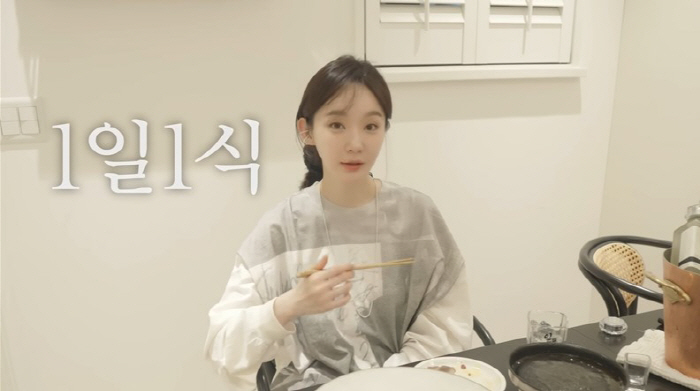 '폭풍 먹방' 강민경 "다음날은 1일 1식"…'긴 공복' 다이어트 장점과 단점은?