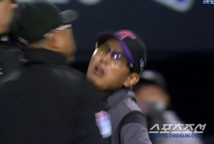 '두 팔 들어 파울이잖아.' 염갈량 욕설 퇴장에 충격의 배치기까지. '우…
