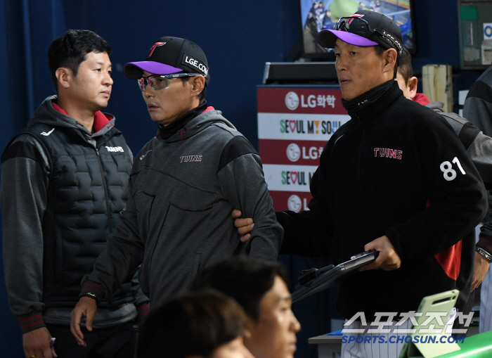 “이거 놔!” 더그아웃 박차고 나온 염경엽 감독, 1루심과 몸싸움 불사 …