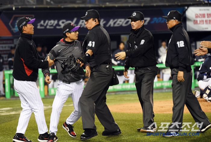 “이거 놔!” 더그아웃 박차고 나온 염경엽 감독, 1루심과 몸싸움 불사 …