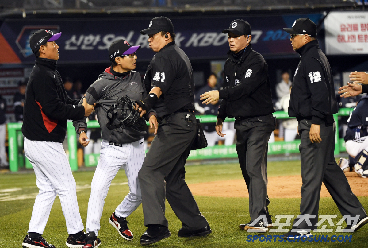 “이거 놔!” 더그아웃 박차고 나온 염경엽 감독, 1루심과 몸싸움 불사 …
