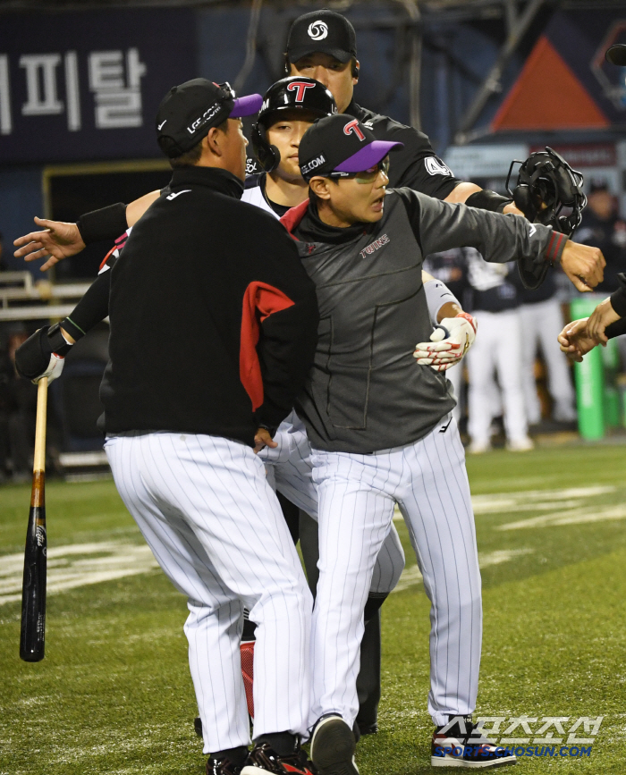 “이거 놔!” 더그아웃 박차고 나온 염경엽 감독, 1루심과 몸싸움 불사 …