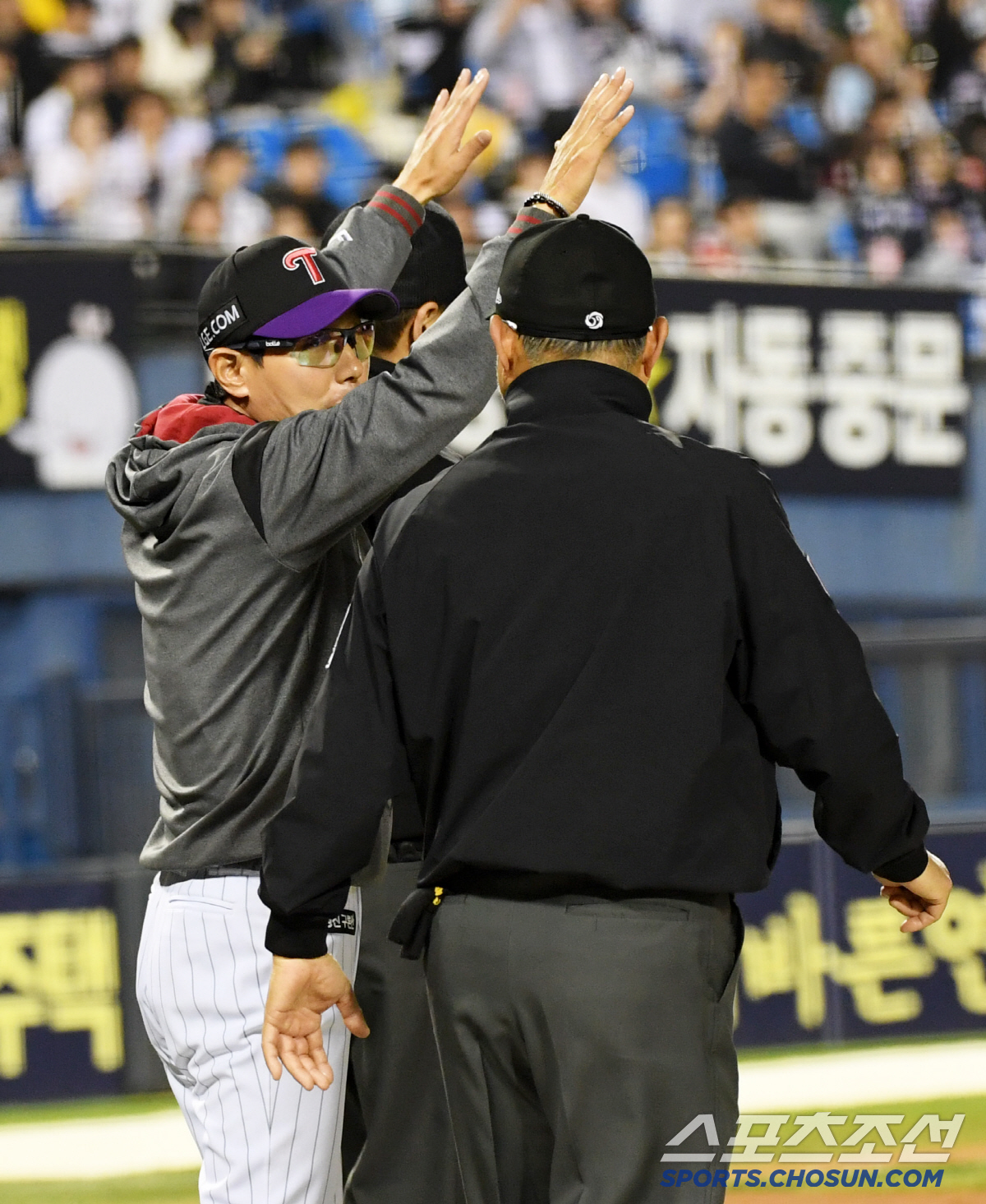 “이거 놔!” 더그아웃 박차고 나온 염경엽 감독, 1루심과 몸싸움 불사 …