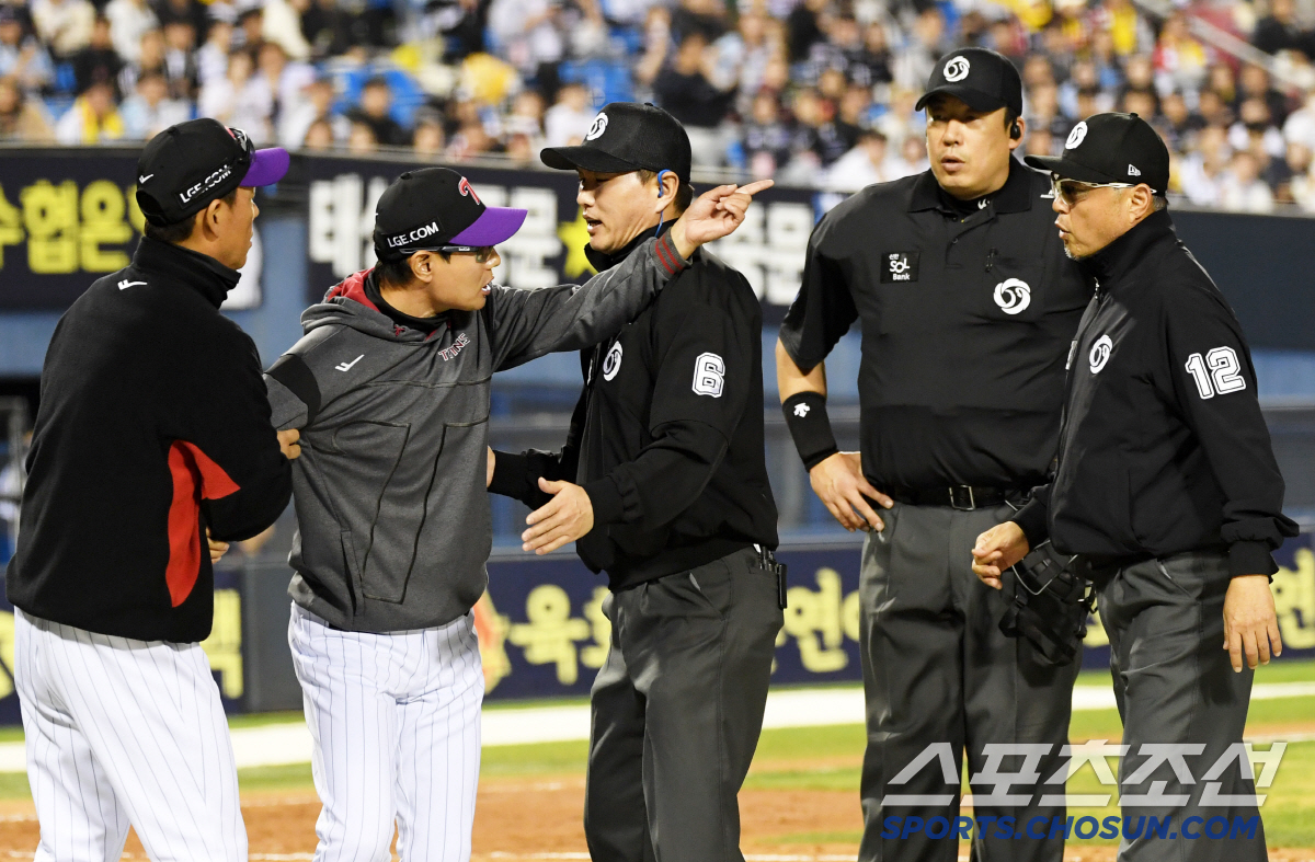 “이거 놔!” 더그아웃 박차고 나온 염경엽 감독, 1루심과 몸싸움 불사 …