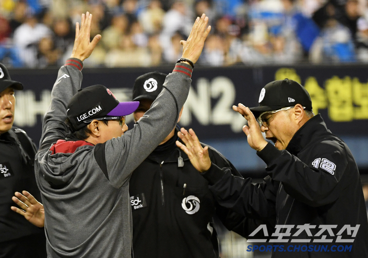 “이거 놔!” 더그아웃 박차고 나온 염경엽 감독, 1루심과 몸싸움 불사 …