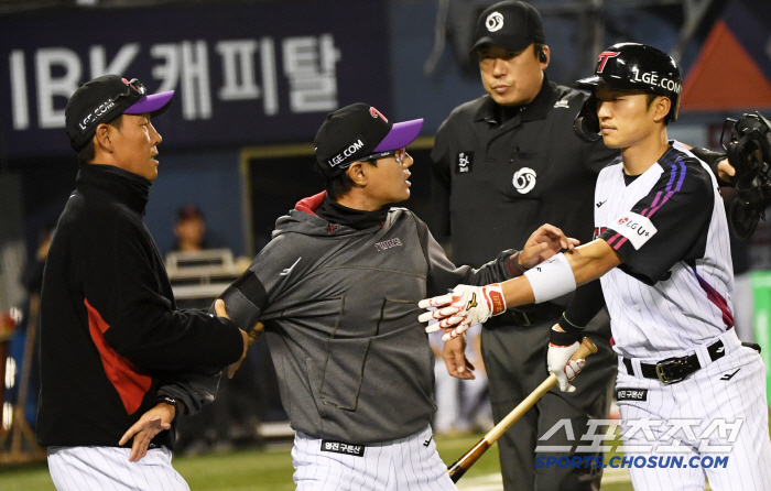 “이거 놔!” 더그아웃 박차고 나온 염경엽 감독, 1루심과 몸싸움 불사 …